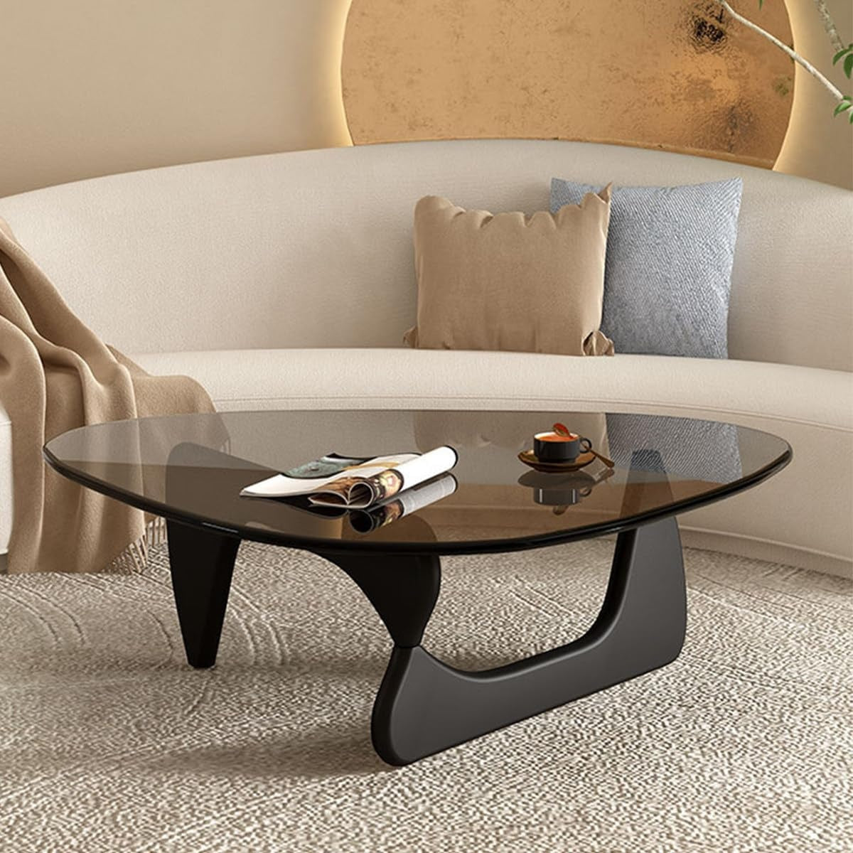 Table basse géométrique avec plateau triangulaire en verre trempé et base en bois massif